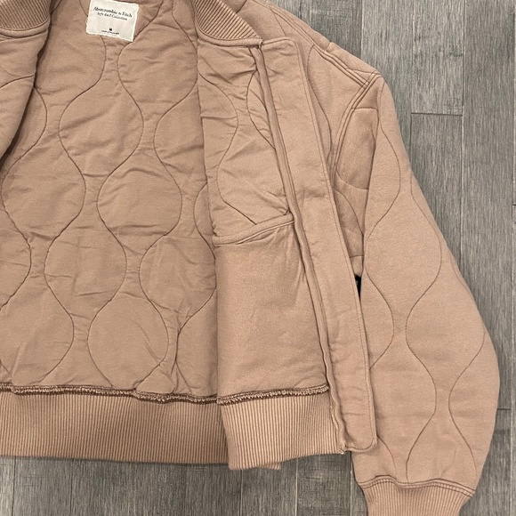🚫SOLD🚫Abercrombie & Fitch Onion-Quilted Bomber Jacket - Picture 5 of 9